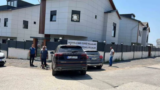 Otomobil önce cipe, ardından duvara çarptı