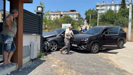 Otomobil önce cipe, ardından duvara çarptı
