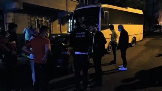 Otomobil önce çocuğa sonra otobüse çarptı