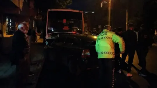 Otomobil önce çocuğa sonra otobüse çarptı