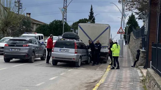 Otomobil park halindeki kamyonete çarptı