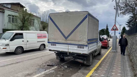 Otomobil park halindeki kamyonete çarptı
