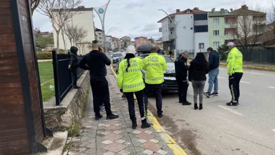 Otomobil park halindeki kamyonete çarptı
