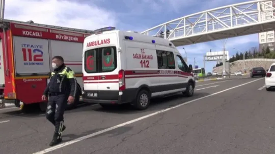 Otomobil rampada yan yatınca trafik felç oldu: 1 yaralı