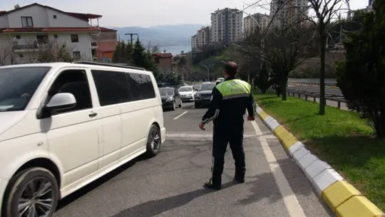 Otomobil rampada yan yatınca trafik felç oldu: 1 yaralı