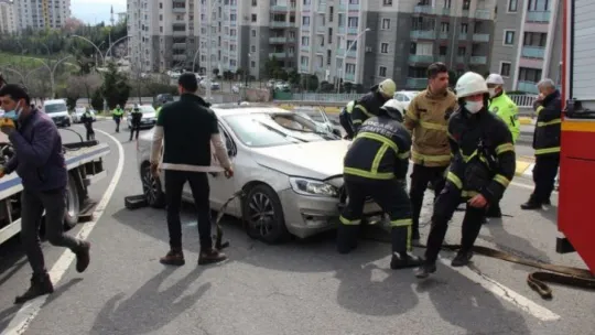 Otomobil rampada yan yatınca trafik felç oldu: 1 yaralı