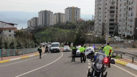 Otomobil rampada yan yatınca trafik felç oldu: 1 yaralı