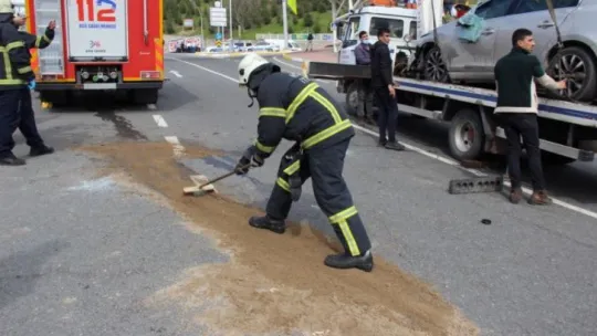 Otomobil rampada yan yatınca trafik felç oldu: 1 yaralı