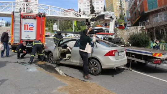 Otomobil rampada yan yatınca trafik felç oldu: 1 yaralı