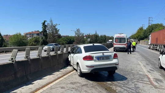 Otomobil refüje çarptı: 3 yaralı