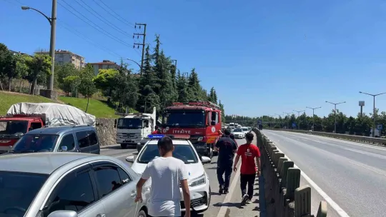 Otomobil refüje çarptı: 3 yaralı