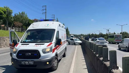 Otomobil refüje çarptı: 3 yaralı