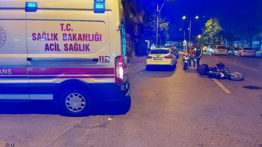 Otomobil sürücüsü kuryeye çarptı