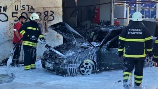 Otomobil tamir edilirken aniden alev aldı! 