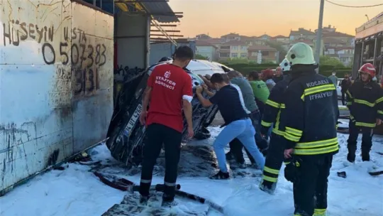 Otomobil tamir edilirken aniden alev aldı! 