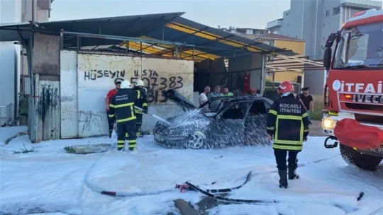 Otomobil tamir edilirken aniden alev aldı! 