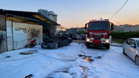 Otomobil tamir edilirken aniden alev aldı! 