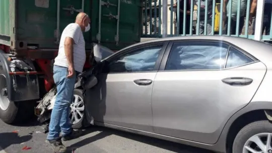 Otomobil, TIR'a çarptı anne öldü, oğlu ve gelini yaralı