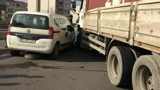 Otomobil tır ile çarpıştı: 2 yaralı