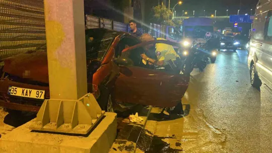Otomobil tır ve tabela direğine çarptı: 4 yaralı