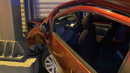 Otomobil tır ve tabela direğine çarptı: 4 yaralı
