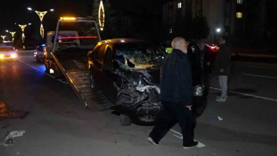Otomobil tıra arkadan çarptı