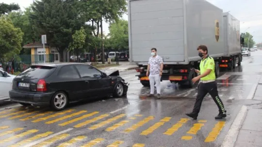 Otomobil tıra arkadan çarptı: 2 yaralı