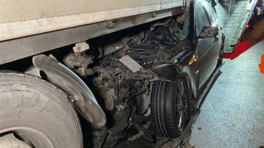 Otomobil tırın altına girdi: 1 ağır yaralı