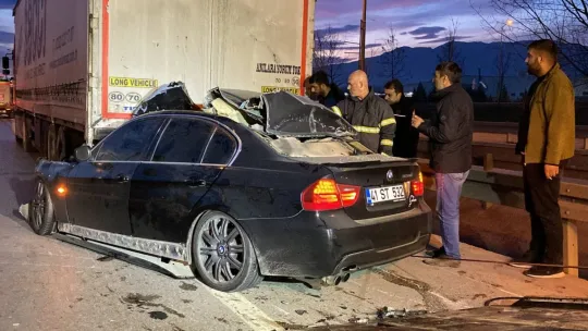 Otomobil tırın altına girdi: 1 ağır yaralı