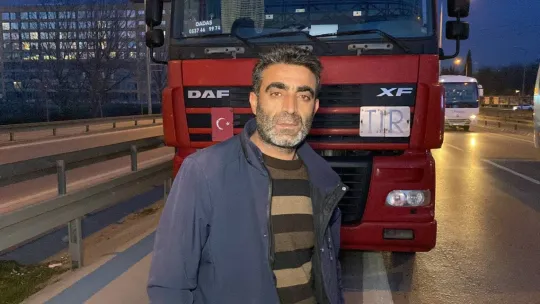 Otomobil tırın altına girdi: 1 ağır yaralı
