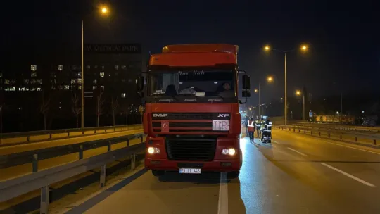 Otomobil tırın altına girdi: 1 ağır yaralı