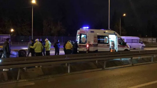 Otomobil, tırın lastiğine çarpıp takla attı