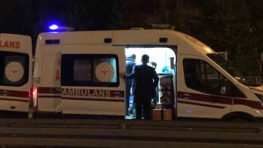 Otomobil, tırın lastiğine çarpıp takla attı