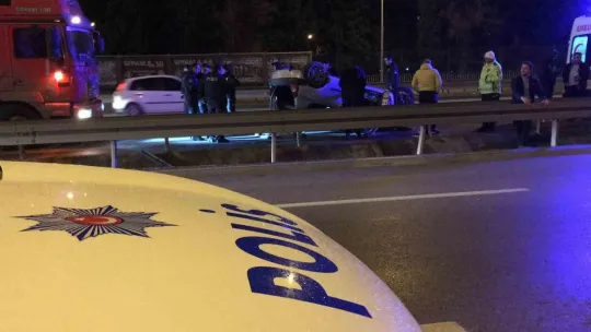 Otomobil, tırın lastiğine çarpıp takla attı