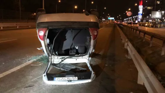 Otomobil, tırın lastiğine çarpıp takla attı