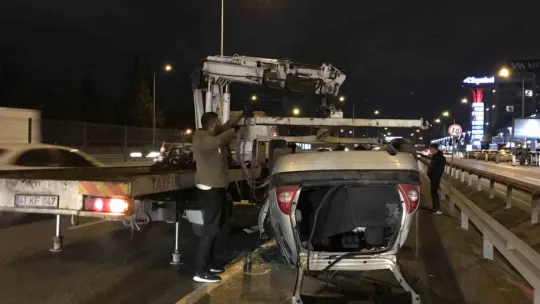 Otomobil, tırın lastiğine çarpıp takla attı