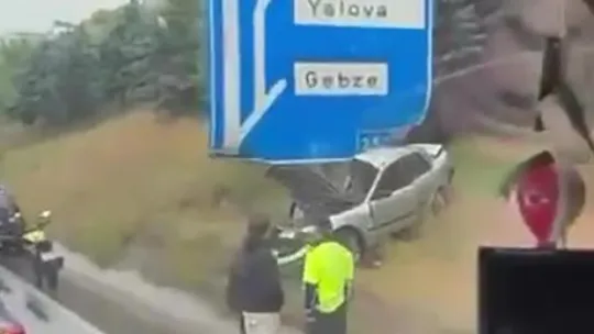 Otomobil trafik levhasına çarptı: 1 yaralı