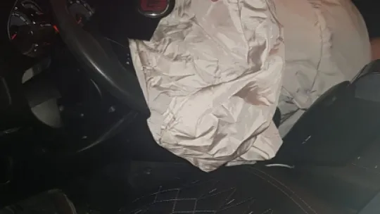 Otomobil üst geçit ayağına çarptı
