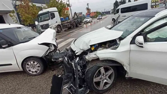 İki araç kafa kafaya çarpıştı