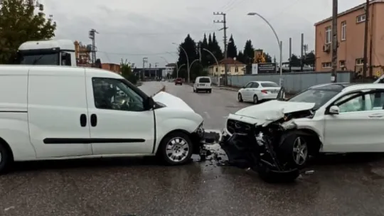 İki araç kafa kafaya çarpıştı