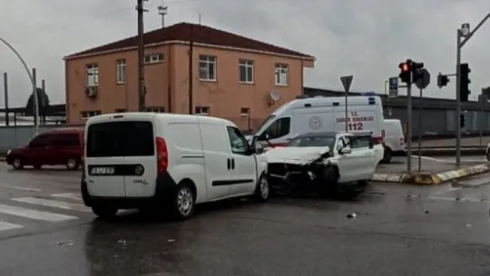 İki araç kafa kafaya çarpıştı