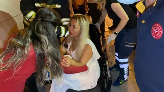 Otomobil yan yattı, içinde bulunan kadın böyle kurtarıldı