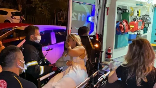 Otomobil yan yattı, içinde bulunan kadın böyle kurtarıldı