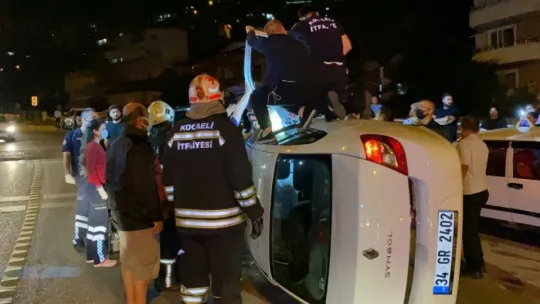 Otomobil yan yattı, içinde bulunan kadın böyle kurtarıldı