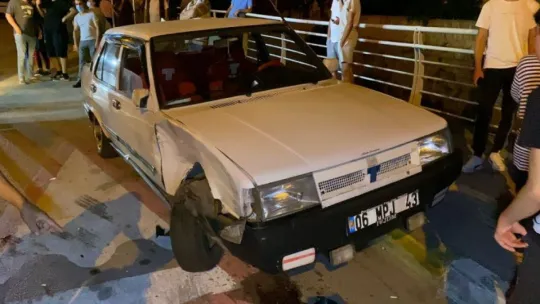 Otomobil yan yattı, içinde bulunan kadın böyle kurtarıldı