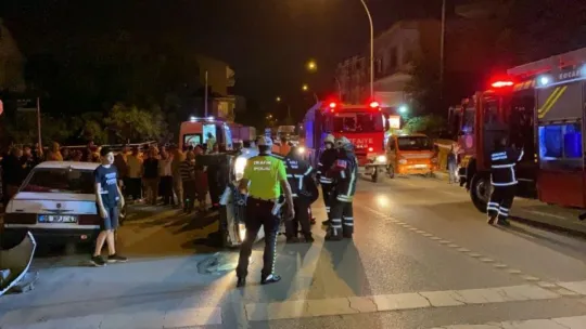 Otomobil yan yattı, içinde bulunan kadın böyle kurtarıldı