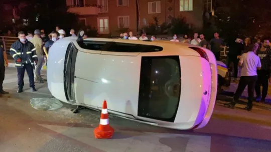 Otomobil yan yattı, içinde bulunan kadın böyle kurtarıldı