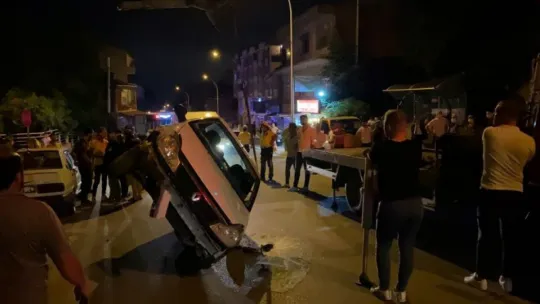 Otomobil yan yattı, içinde bulunan kadın böyle kurtarıldı