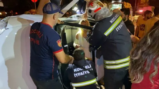 Otomobil yan yattı, içinde bulunan kadın böyle kurtarıldı