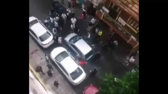 Otomobil yayaya çarptı, ortalık karıştı, sopayla camlarını kırdı